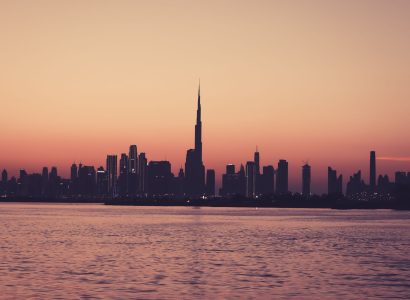 Skyline de Dubaï au crépuscule, illustration d'une destination de voyage d'études à l'étranger