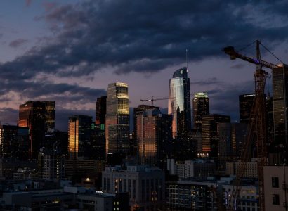 Skyline d'un centre d'affaires au crépuscule