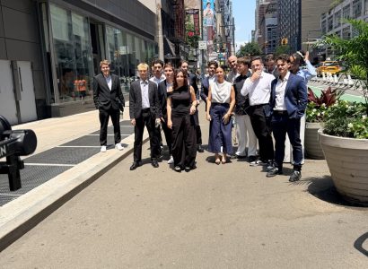 Groupe d'étudiants en voyage d'études à New York, en tenue professionnelle