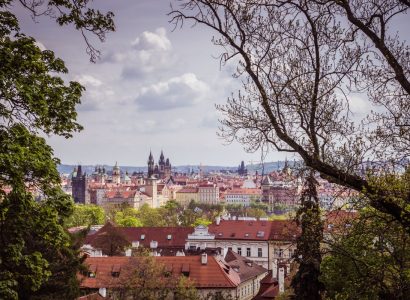 Vue aérienne d'une ville européenne, illustration du délai nécessaire pour organiser un voyage d'études
