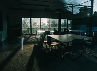 Salle de conférence moderne, cadre pour discuter mobilité internationale et OPCO en alternance